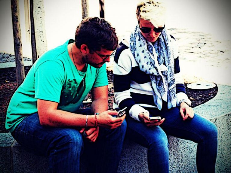 Zwei Jugendliche mit Smartphones