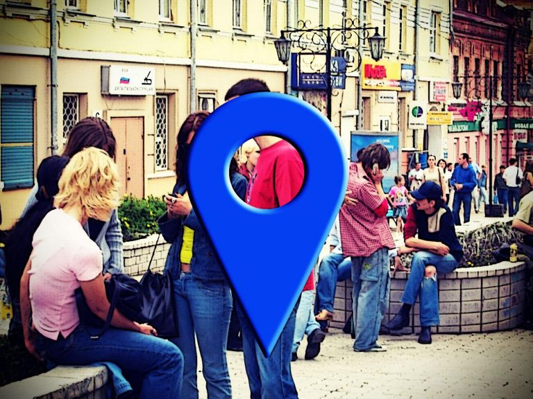 Ortungssymbol in Straßenszene