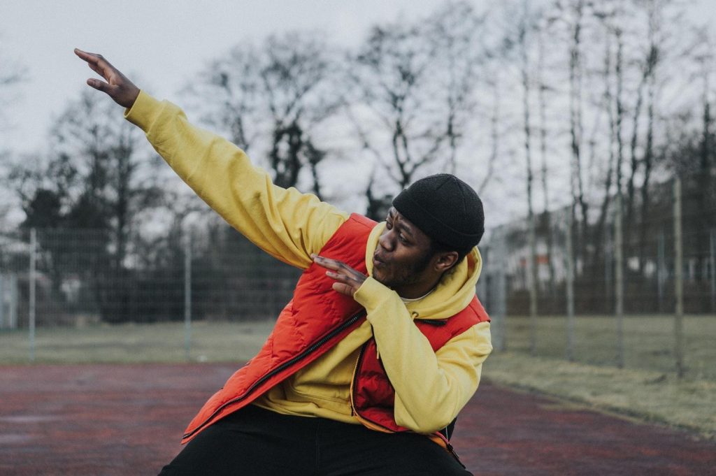 Junge dabbt und tanzt