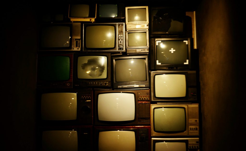 viele alte Retro Fernseher