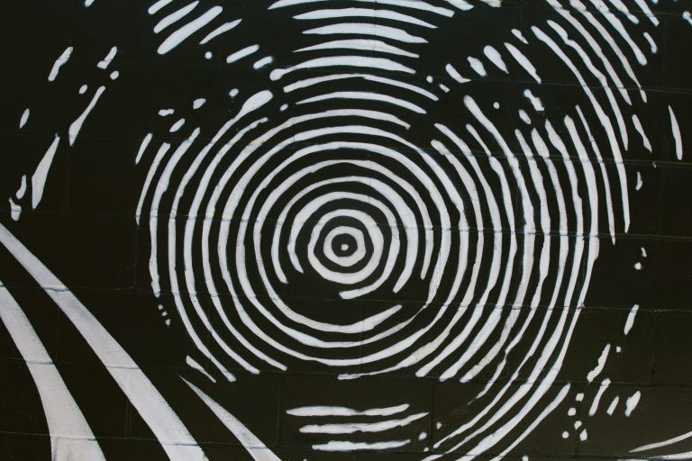 Grafik von einem Fingerabdruck in schwarz weiß