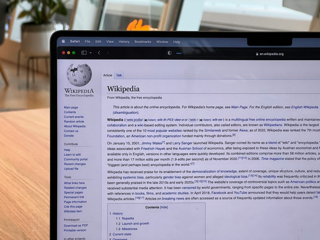 Laptop auf dem Wikipedia geöffnet ist