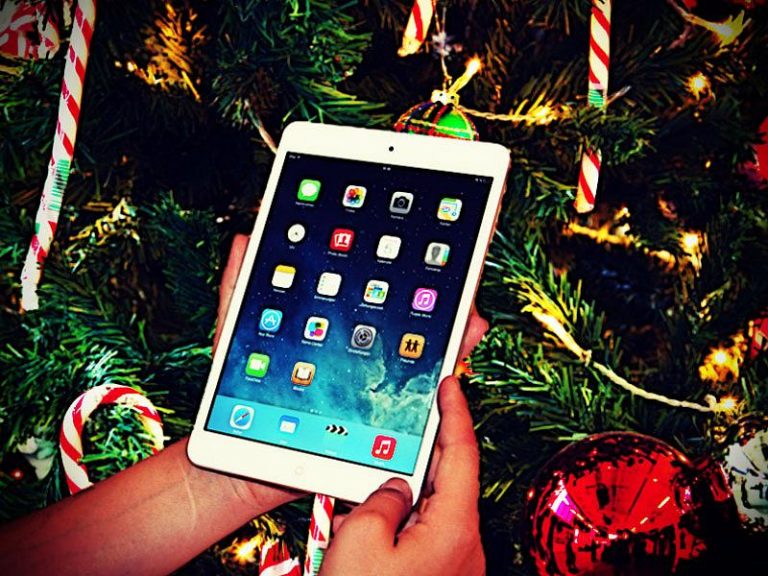 Tablet unter Weihnachtsbaum
