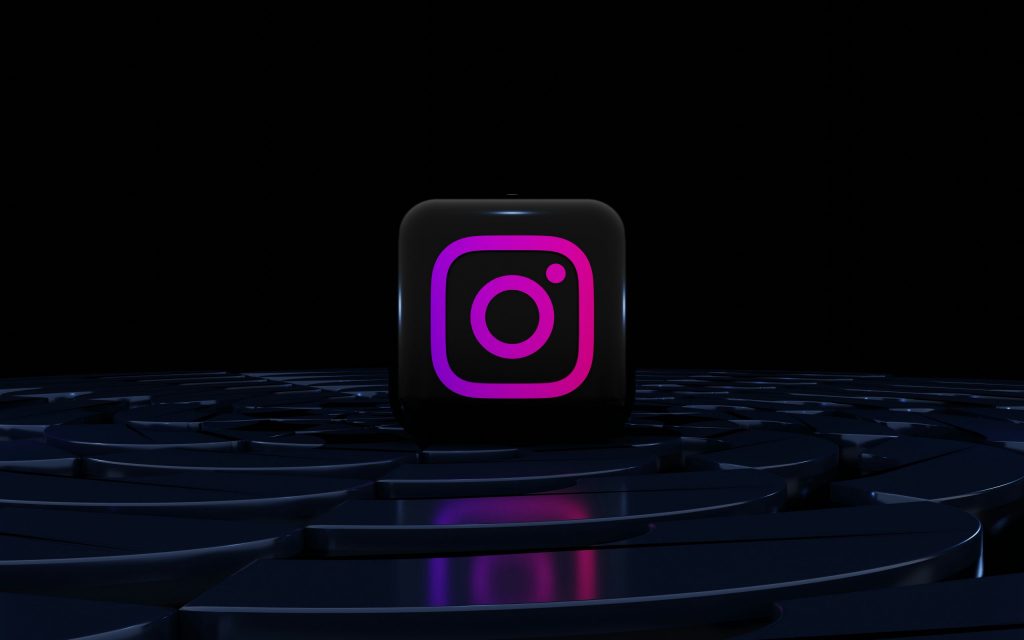 Instagramlogo vor scharzem hintergrund