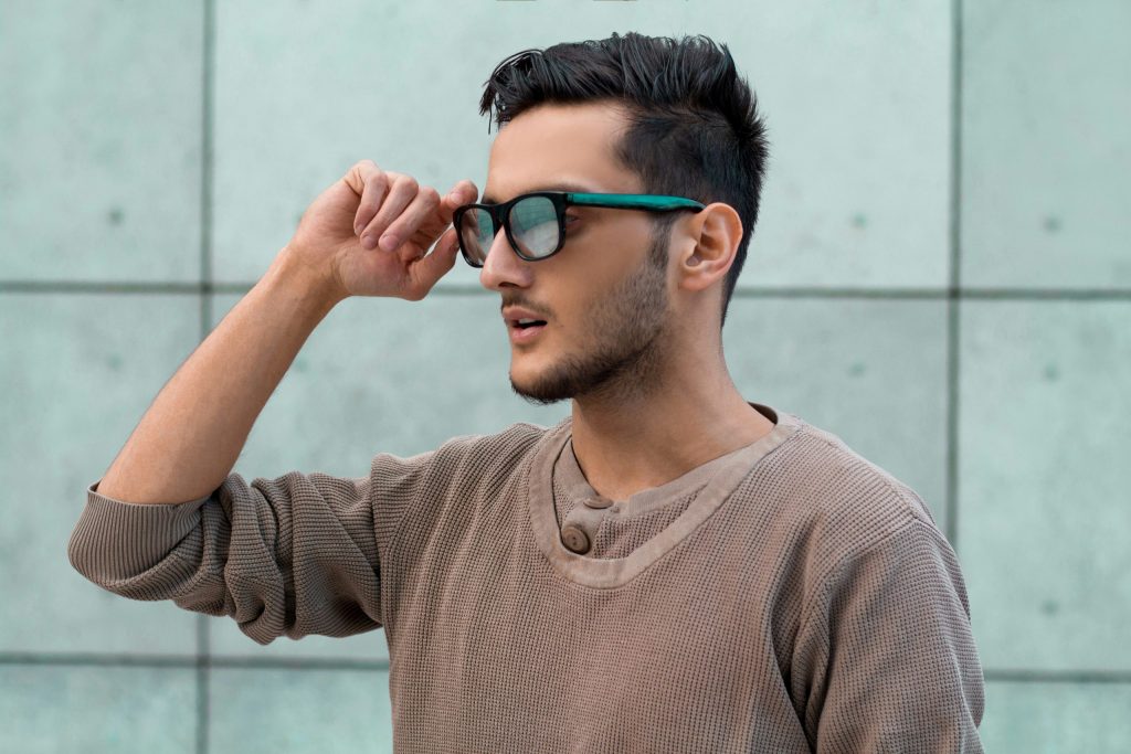 Junger Mann mit Smartglasses