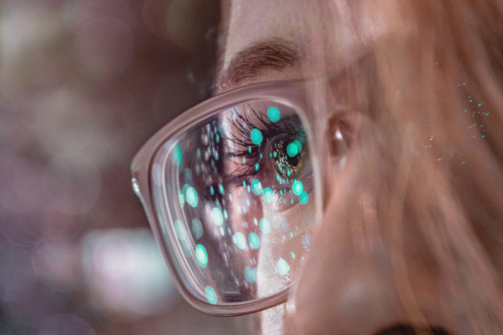 Brille mit vielen kleinen Lichtreflexionen
