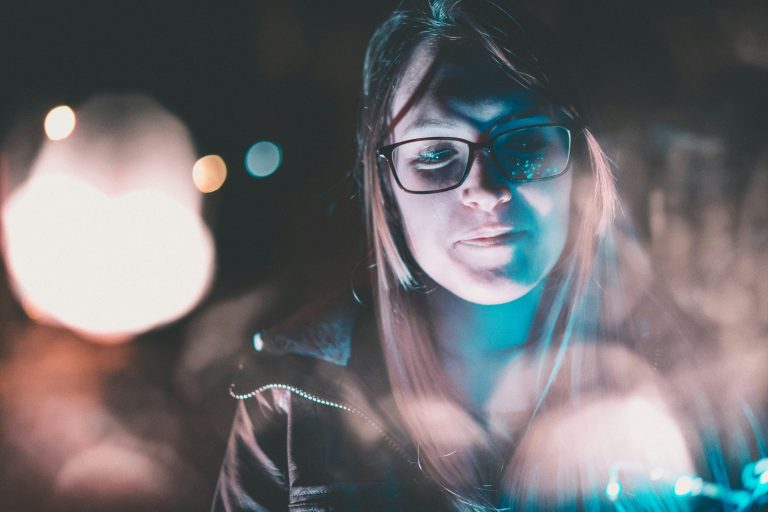 Mädchen mit Brille
