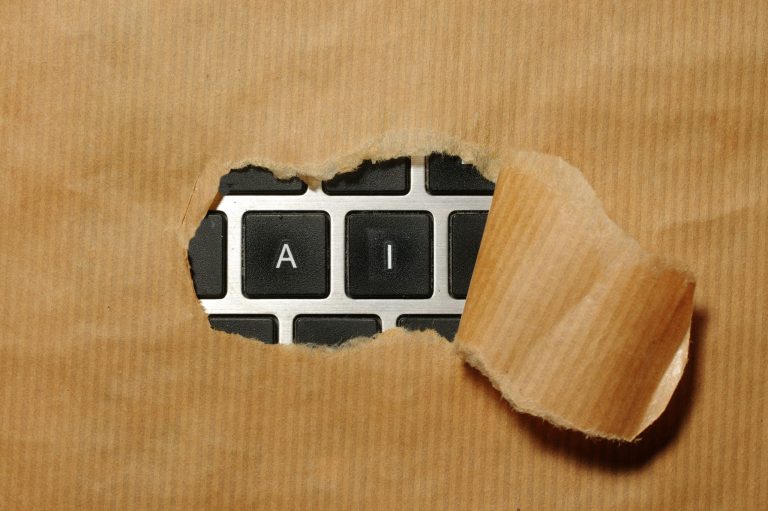Tastatur scheint durch Pappe durch